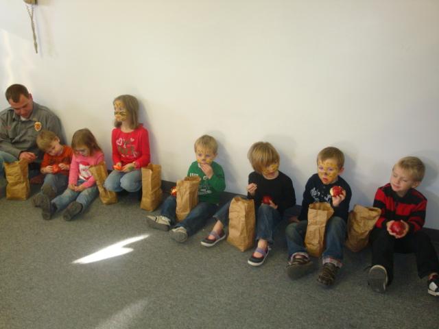 fh_Santa_kids_eating